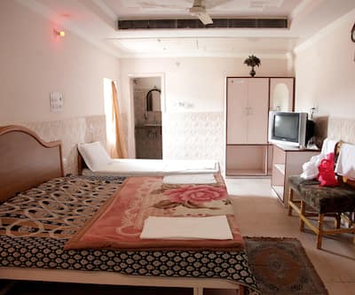 https://imgcld.yatra.com/ytimages/image/upload/t_hotel_yatra_city_desktop/v1442298743/Domestic Hotels/Hotels_Una/Hotel Maya Deluxe/Room_view_5.jpg